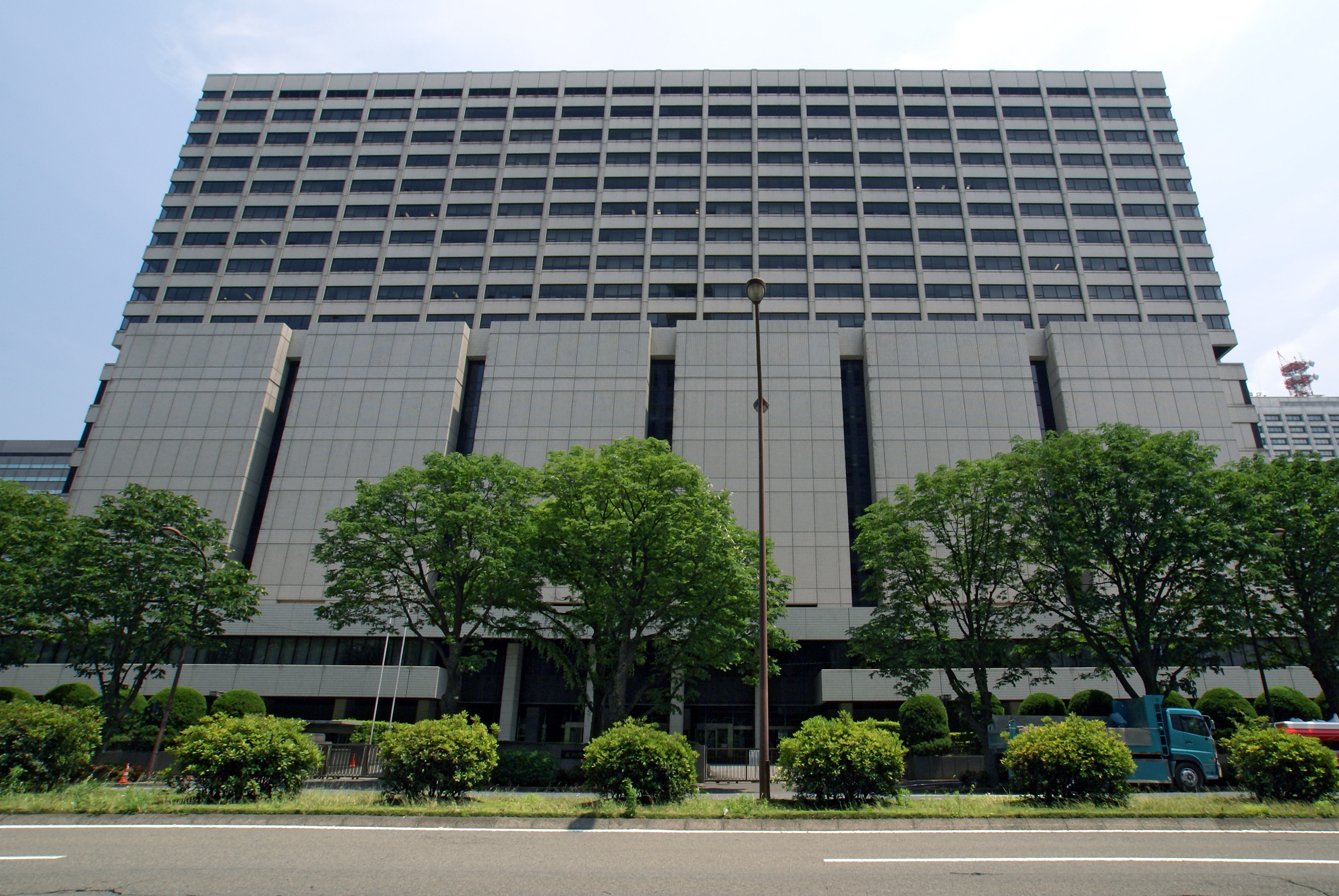The Tokyo court complex in the Kasumigaseki district of Tokyo, a large pale modern building that houses both the Tokyo District Court and the Tokyo High Court.